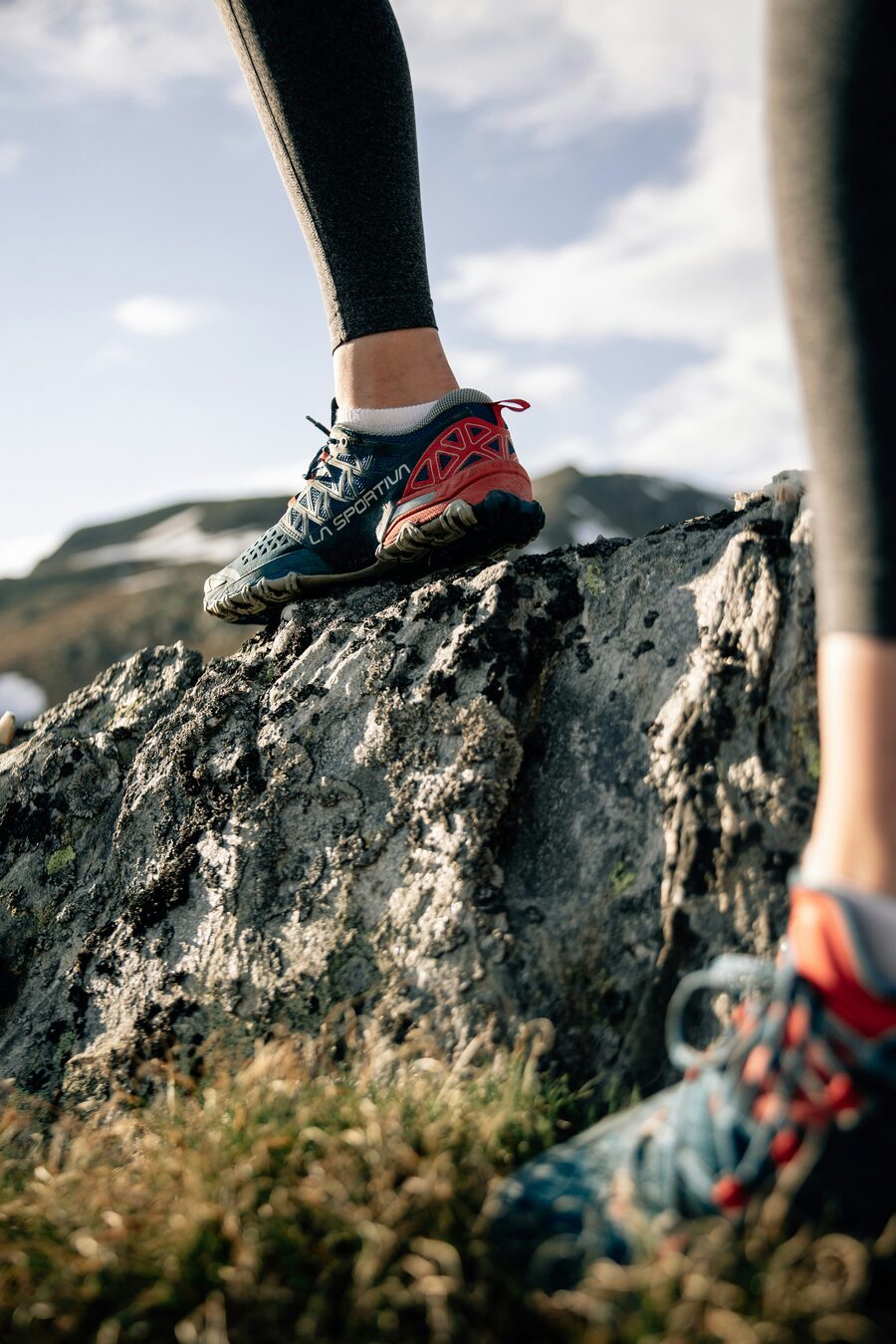 Wanderschuhe auf einem Felsen