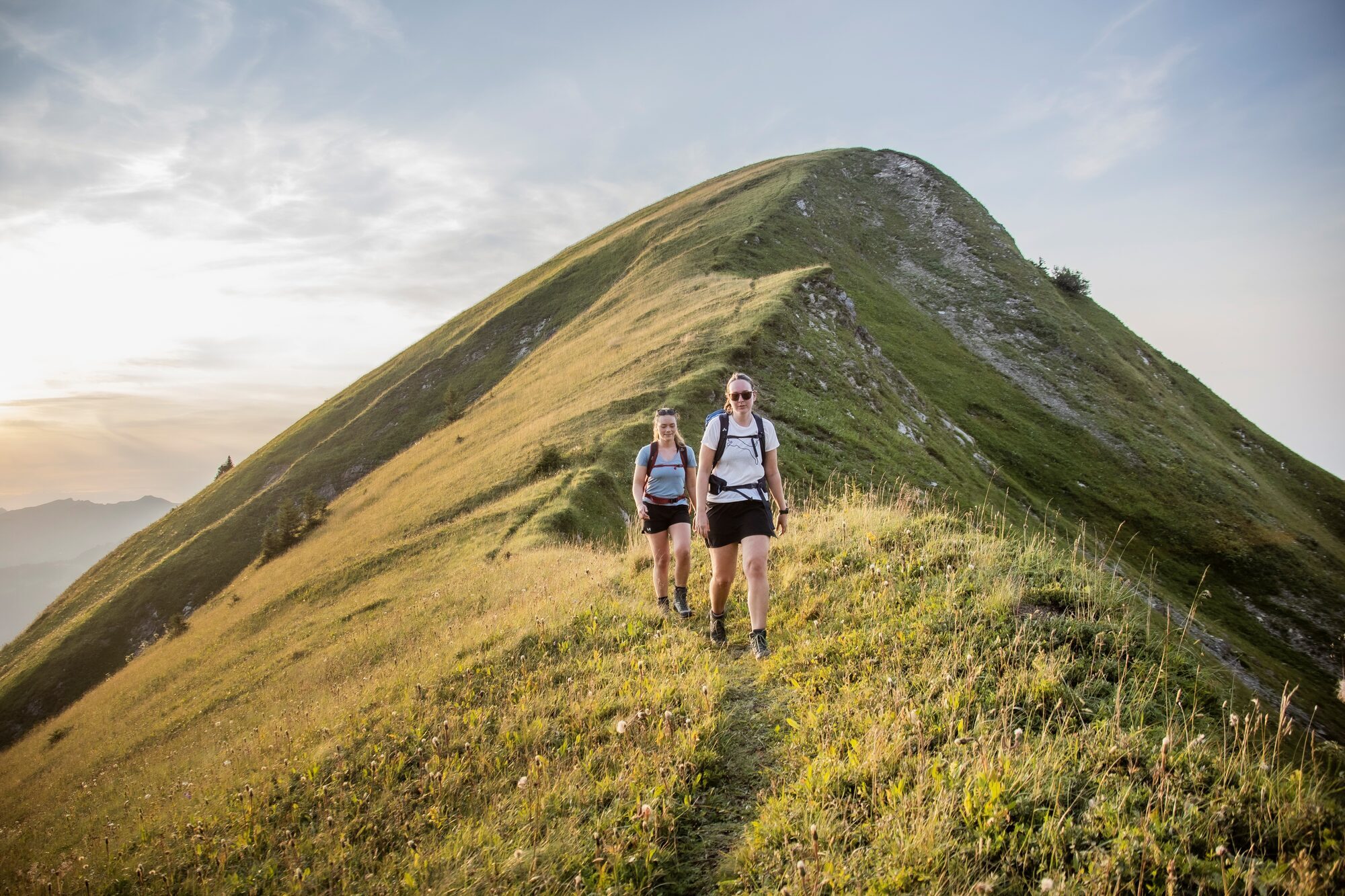 Wandernde auf dem Weg durch die Berge